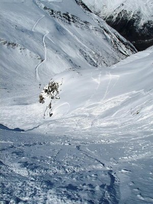 Blick ins Couloir nach unten. Ordentlich steil, aber super zu fahren.