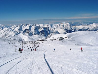 Trotz voller SLte viel Platz auf den breiten Abfahrten. Herrliche freie Aussicht nach Westen in Richtung Vorberge und die heranziehende Schlechtwetterfront