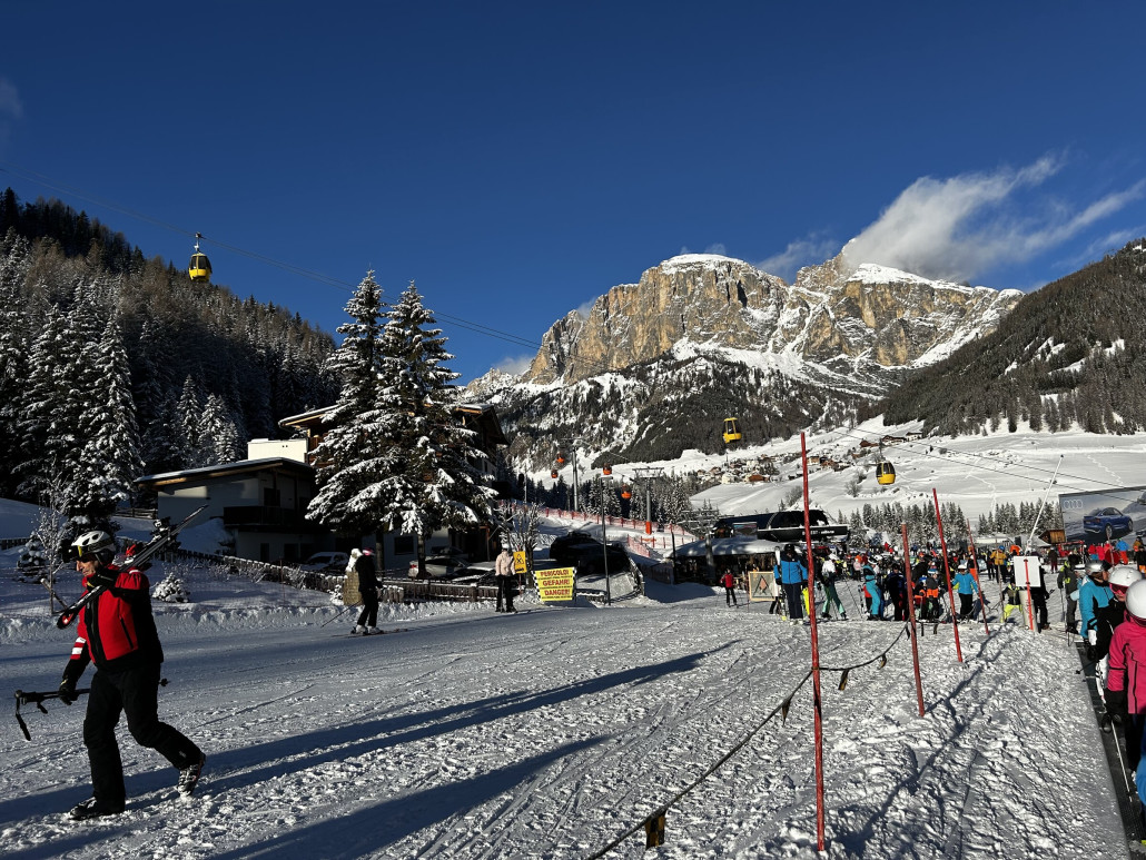 Bis Corvara lief alles gut. Dann am Boe gabs die erste Megaschlange. Wir sind dann Richtung Col Alt gefahren.
