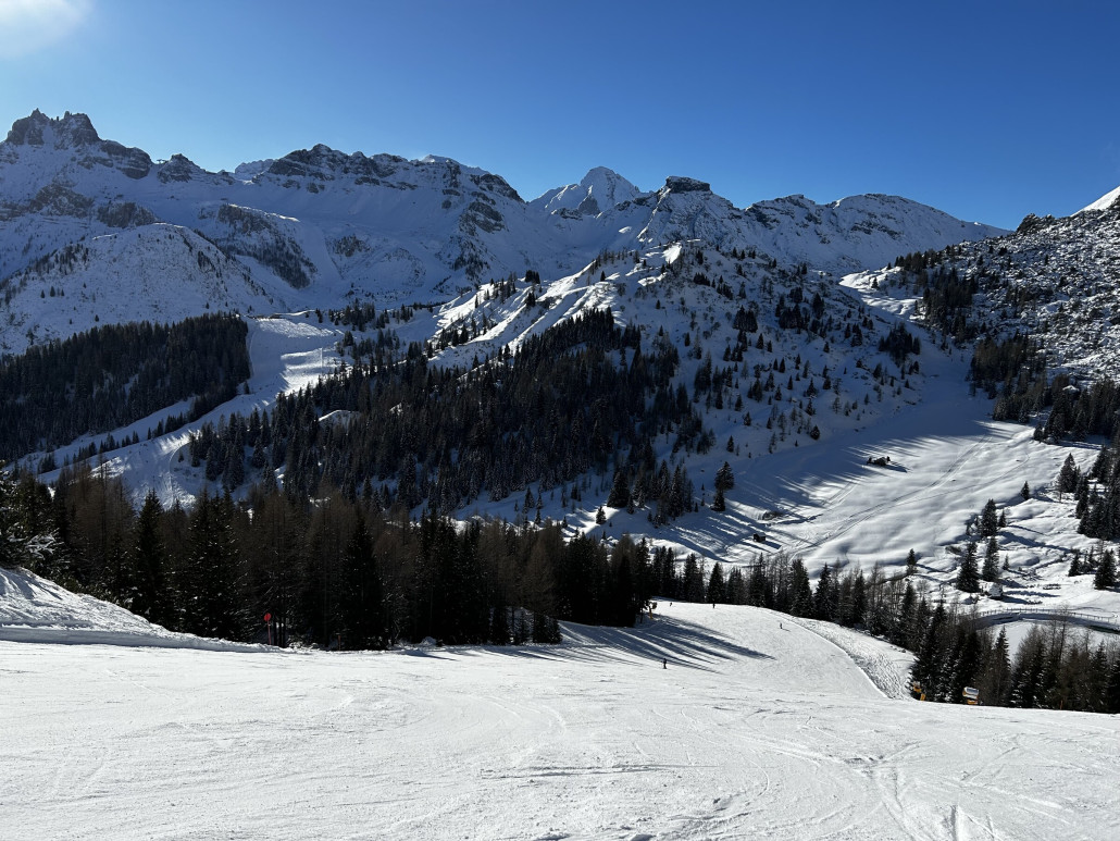 Die rechte Piste von Bec de Roces in Richting Arabba finden zum Glück nicht so viele.. In Arabba gabs bis auf Arabba Fly zwar keine Wartezeiten, los war aber trotzdem sehr viel.