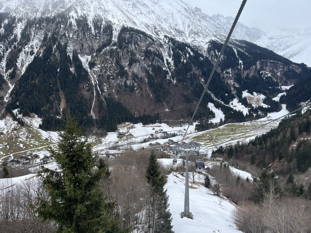 Palüd bzw innertal schon fast komplett aper - aber es schneit leicht