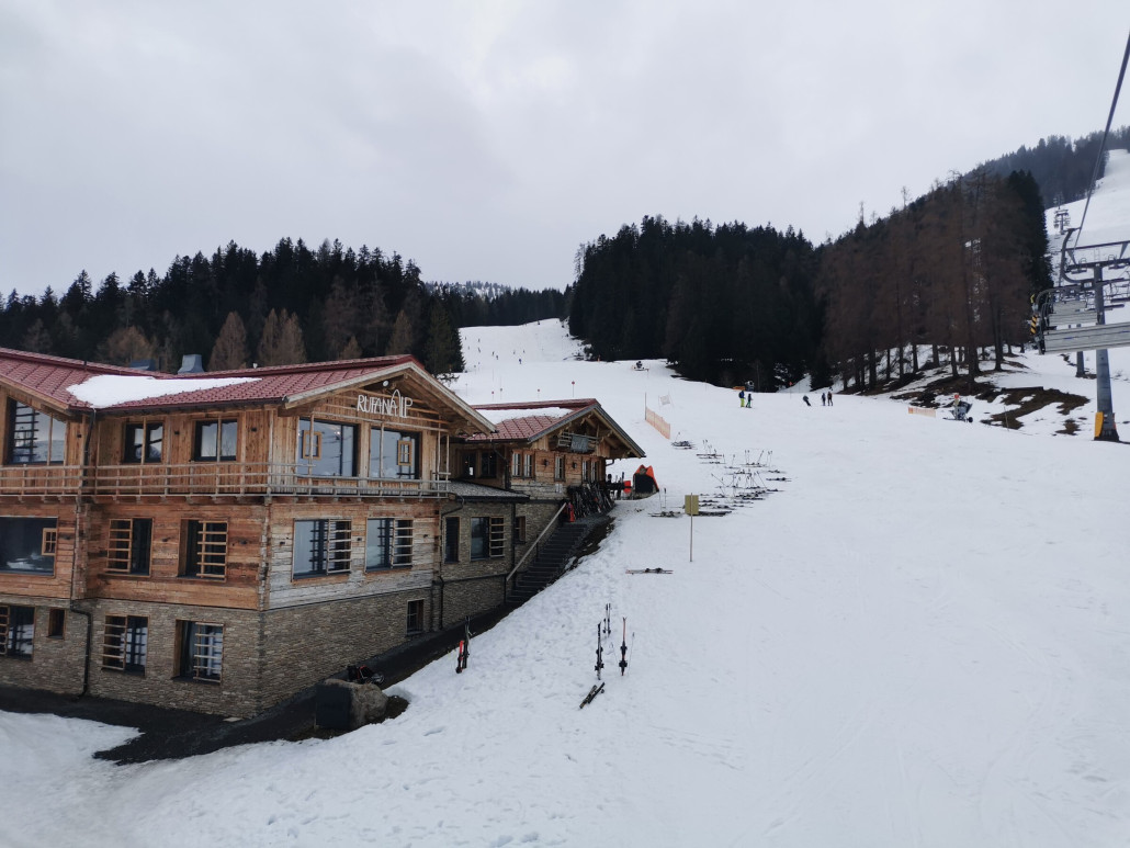 Der Alpenkitsch erreicht auch mit jedem Anbau an der Hütte vom Bürgermeister ein neues Level. :) Fenster in Fenster ist der neuste Schrei. Die Hauptabfahrt ist offen die Varianten im unteren Teil leider noch nicht.