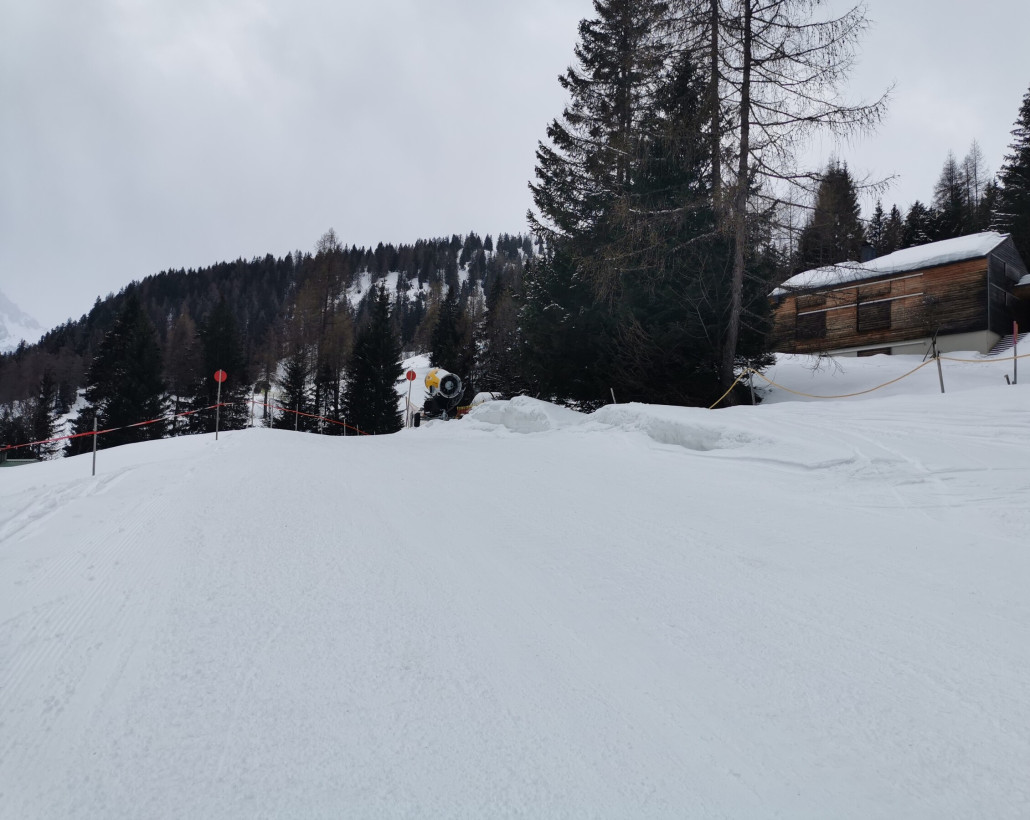 An einigen Stellen liegen noch ungenutze Schneereserven.