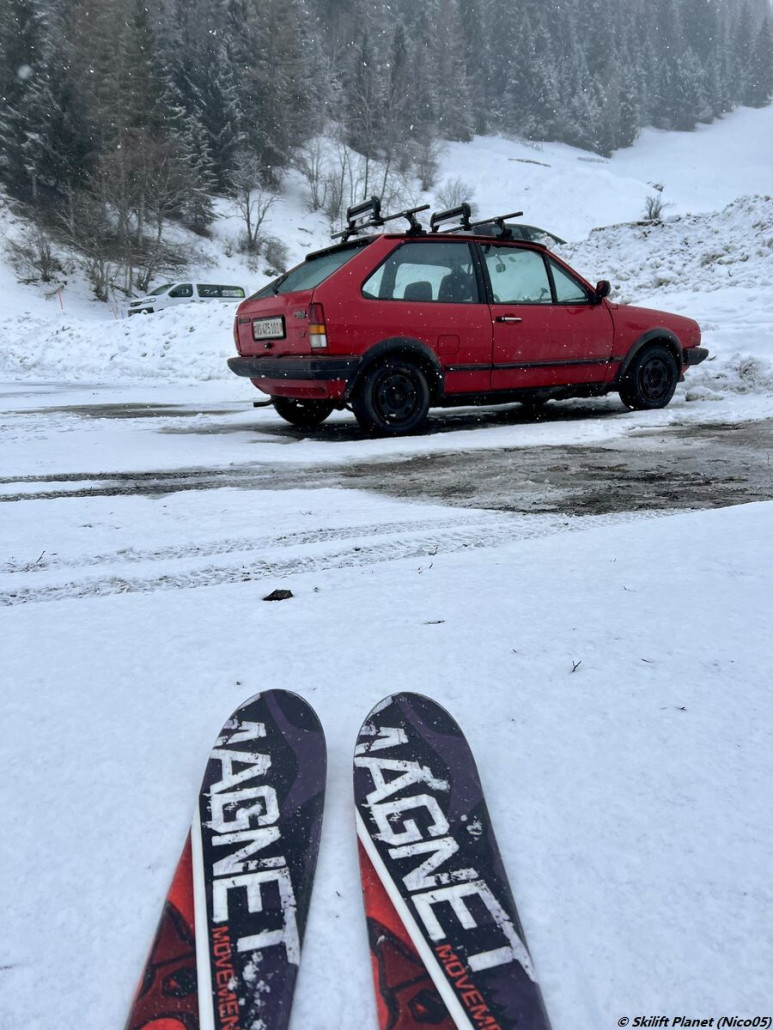 Mit Ski zum Auto