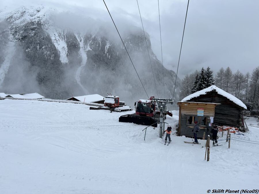 Taldstation Skilift mit beiden PistenBullys