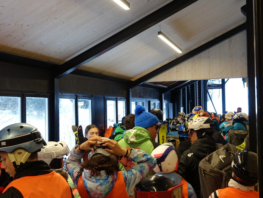 Schlange bei der ersten Bergfahrt. mehr als 5min war es nicht