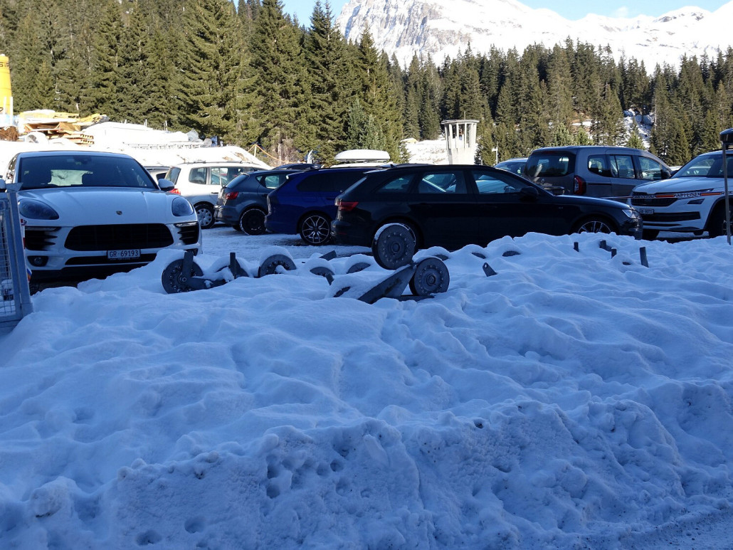 Rollenbatterien Skilift Tre Ormen auf dem Parkplatz im Schnee