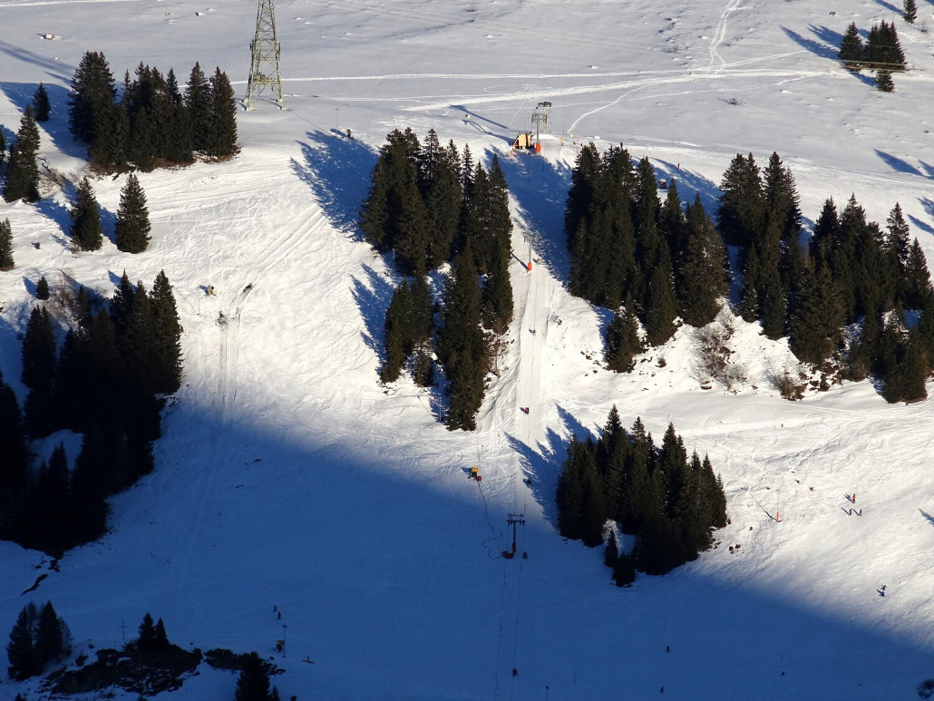 Gegenhang das Skigebiet Pian Cales noch an der Sonne