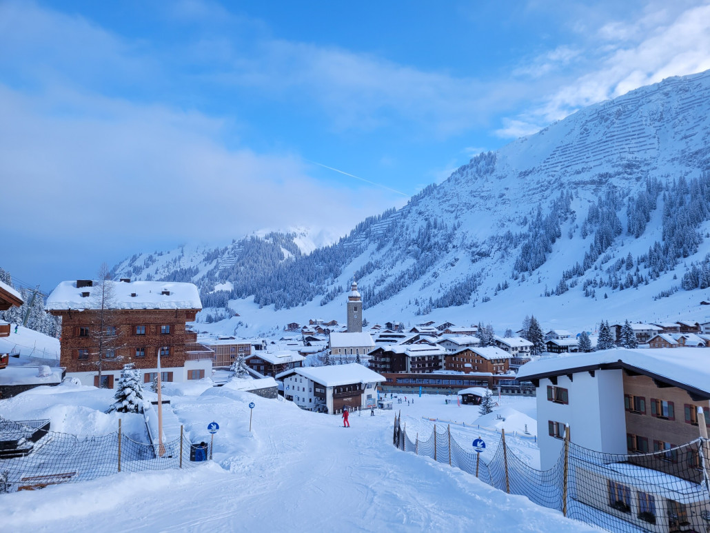 In Lech angekommen. Man konnte auf Ski bis gefühlt vor die Haustüre der Rüfikopfbahn fahren. Musste nur noch 1 Minute laufen. Sehr cool dieser Winter.
