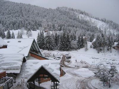 Blick von unserem Balkon auf die Talstation (links), den Parkplatz (rechts) und die schönen Wälder um die Station (Aufnahme vom 5.März 2006)