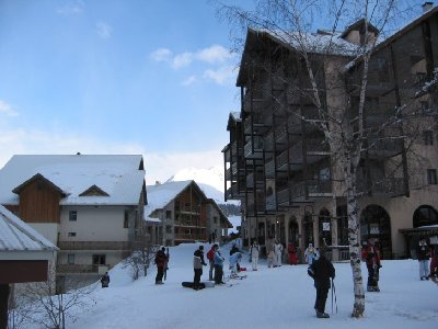 Die &amp;quot;Hauptstraße&amp;quot; von Oz-en-Oisans. Hinter diesen Häusern ist dieser Ortsteil auch schon wieder zu Ende. Also recht übersichtlich und im Vergleich zu den großen Stationen beschaulicher