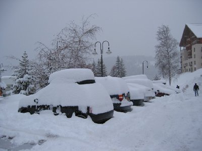 Neuschnee am Parkplatz am Morgen des 11. März, unserem Abreisetag