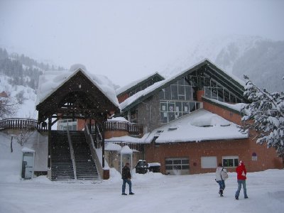 Talstation der 12-EUB Poutran vom Parkplatz davor. Von den Résidencen kommend muss man zwar auch eine Treppe steigen, aber eine deutlich kürzere