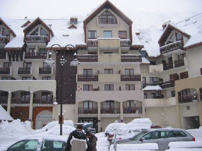 Unsere Résidence &amp;quot;Les Pistes&amp;quot; von der Nicht-Schauseite. Auf der Pistenseite ist das Gebäude nicht sehr hoch und nicht so auffällig. Die steilen Dächer sind sehr lawinenträchtig, also obacht!