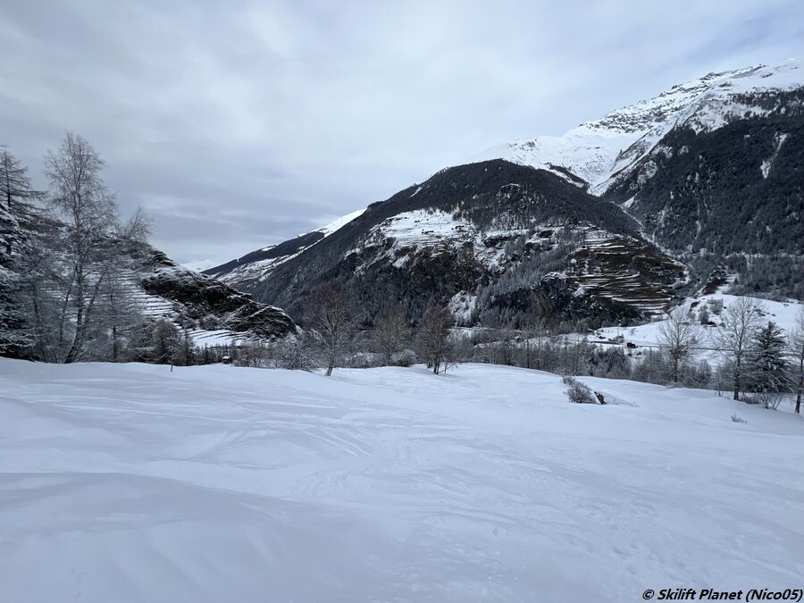 Man schließt sich der blauen Talabfahrt an