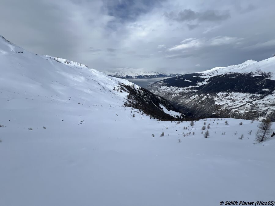 Zurück zur Spitze des Skigebiets. Freeride in der Combe von Vendes.