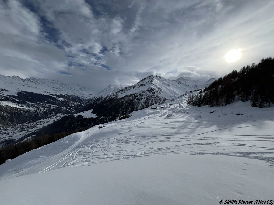 Blick auf den Weiler Artzinol.