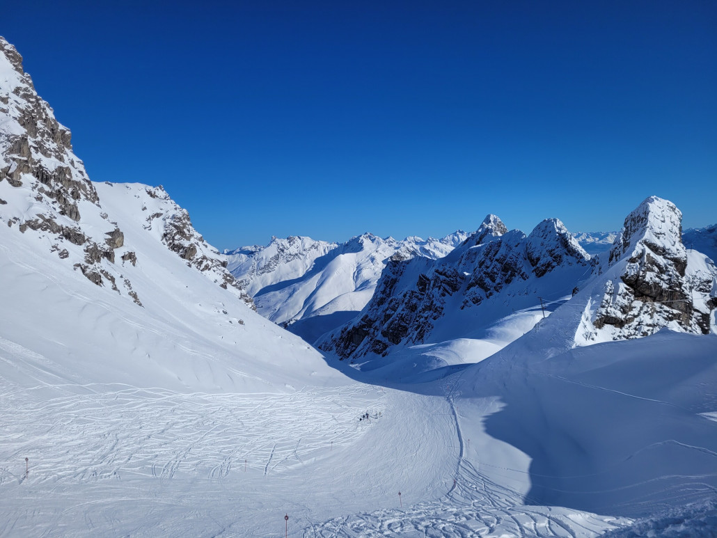 Piste von der Valluga-Pendelbahn weg (Wartezeit etwa 5 Minuten; auf die nächste Kabine)
