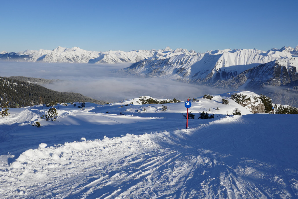 Nebel zieht im Tal auf. Hinten links das Nebelhorn.
