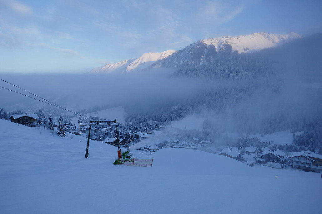 Letze Fahrt am Hubertus-SL im Nebel und Kunstschneeberieselung