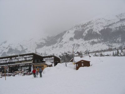 Die Talstation mit Kassen und Service-Bereich in Monêtier. Hinten das Dorf.