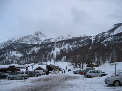 Blick vom Parkplatz (kostenlos) auf das Skigebiet von Monêtier