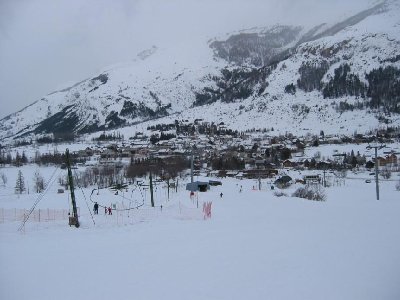 Blick auf Monêtier-les-Bains von der Talabfahrt. Vorne die Talstationen