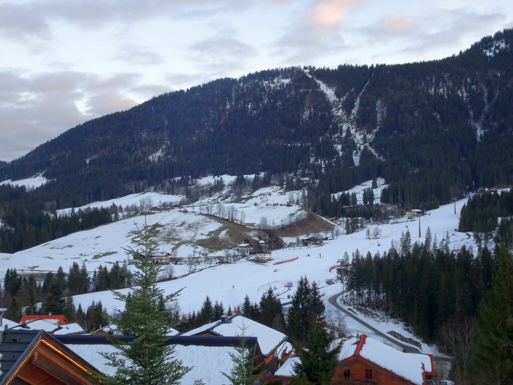 Blick aus dem Haus auf die Donnerkogelbahn in Astauwinkel mit dem idealen Übungshang an der ersten Sektion.