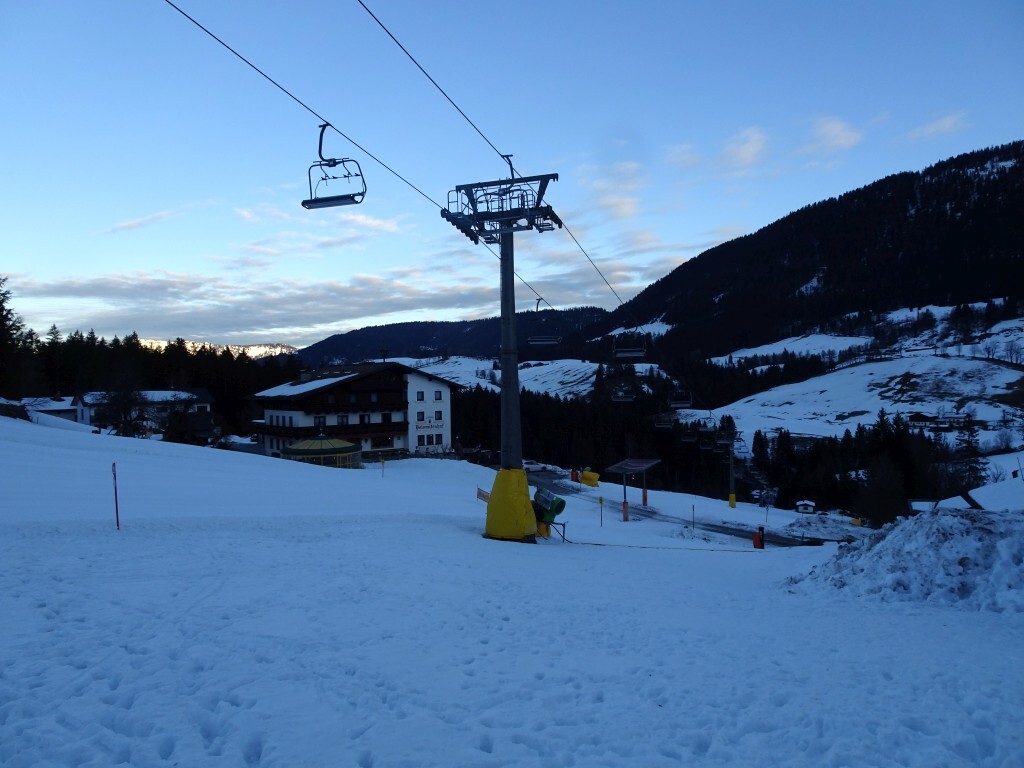 Kurzer Weg zur Piste an der Astauwinkelbahn.