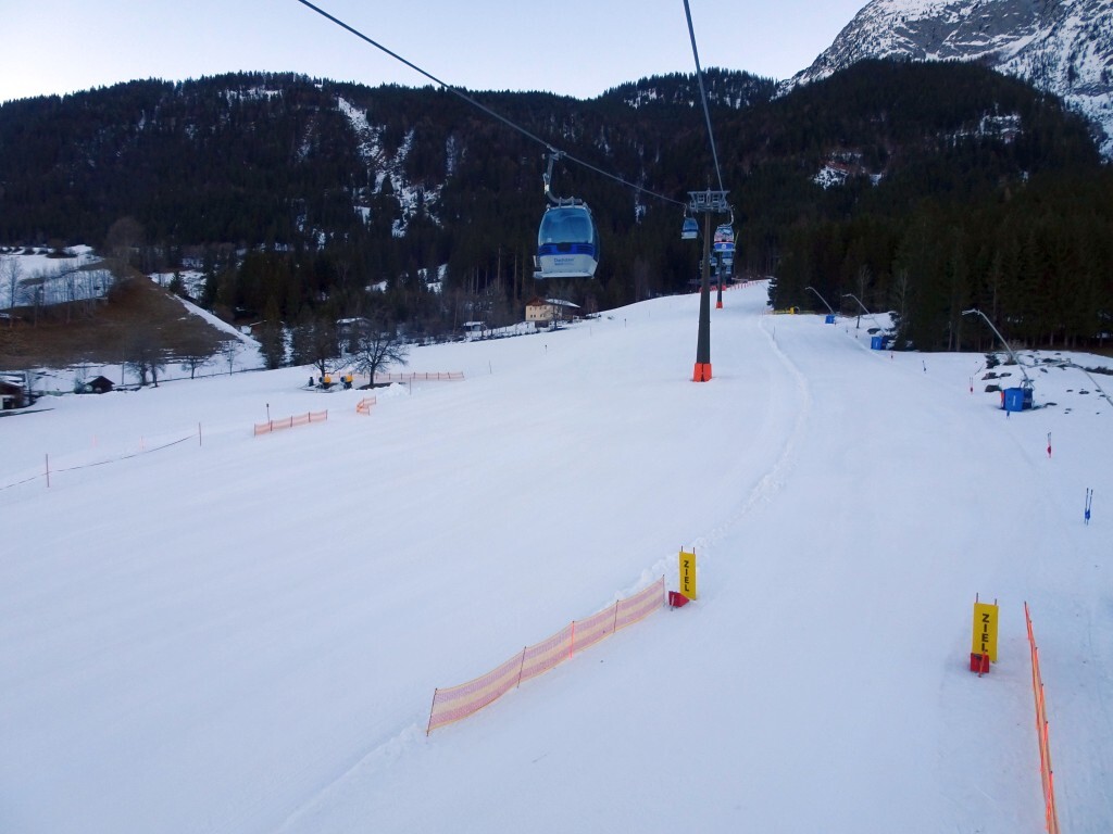 Super, dass die Lifte schon um 8:30 Uhr öffnen. Und das sogar schon etwas eher. Hier schon in der ersten Sektion der 8er Gondelbahn Donnerkogel.