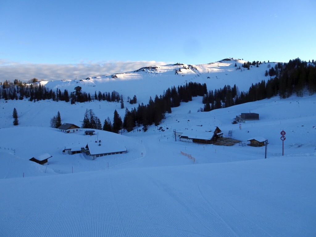 Die andere Piste ist rot markiert: Angerabfahrt (16). Hinten ist die Zwieselalm schon in der Sonne.