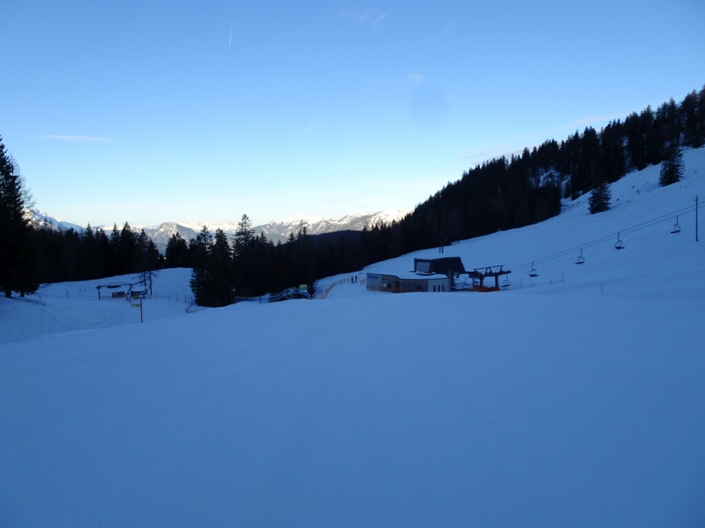 Weiter ins Skigebiet rein geht es mit dem 4er Sessellift Aussichtsberg. Rechts die Talstation, links die des Angerliftes.