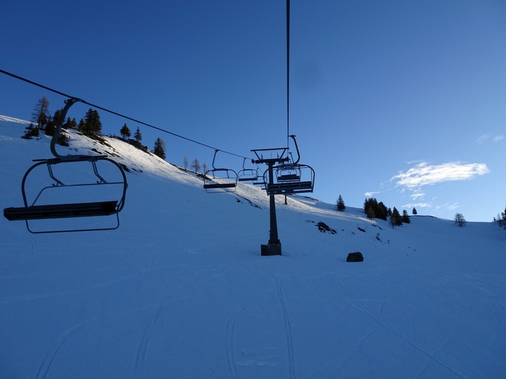 Im 4CLF Aussichtsberg hinauf zur Sonne. Rechts am Bildrand müsste die Riedlkarabfahrt 1 (11) verlaufen, eine der wenigen geschlossenen Pisten im Gebiet.