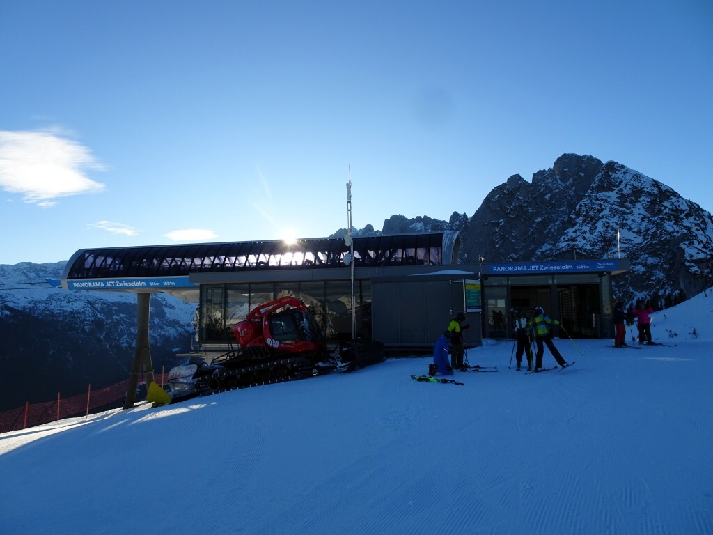 Fotogene Bergstation der 8er Gondelbahn Zwieselalm vor dem Gosaukamm.