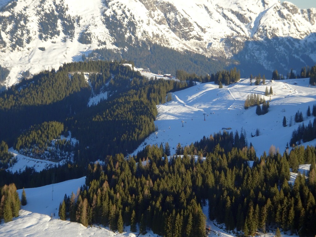 Zoom zu den nächsten Skibergen Edtalm mittig und Hornspitz dahinter.