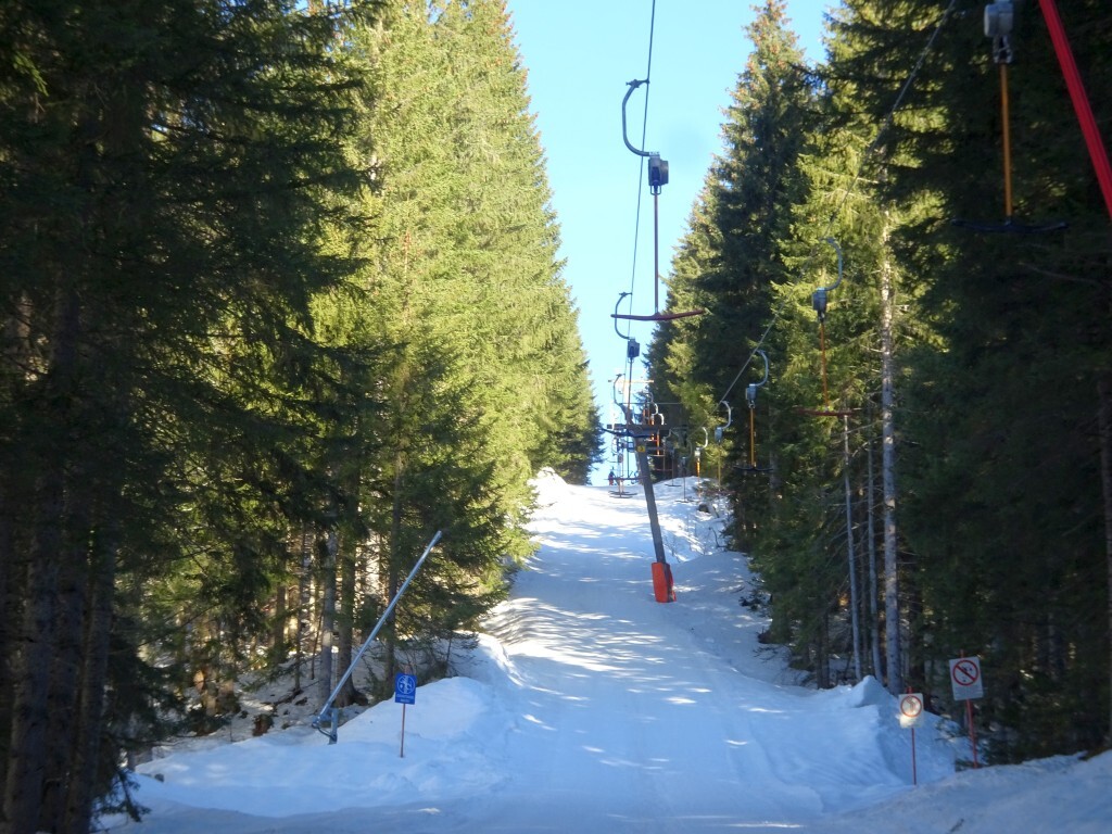 Beschneite Skilifttrasse auf Grund der Priorität des Liftes. Leider sehr langsam fahrender Lift.