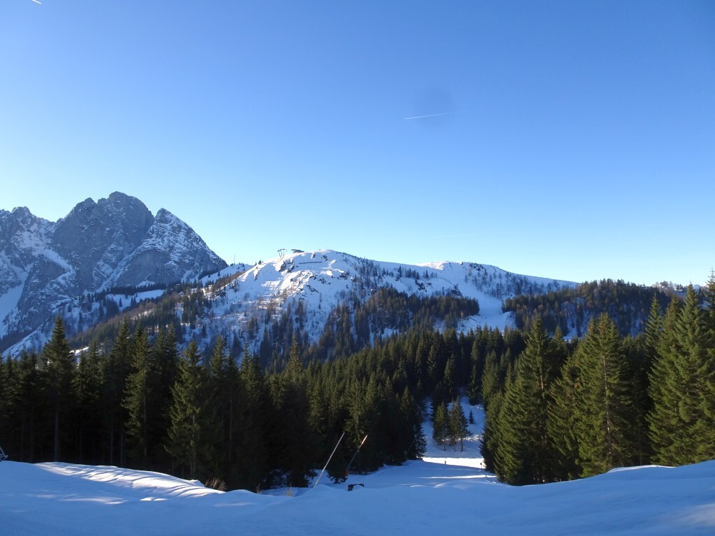 Blick zurück zur Zwieselalm mit der Bergstation der 8er Gondel. Dahinter der markante Donnerkogel. Unten sieht man die „versteckte“ direkte Hochkögelabfahrt, die man nur von der Bergstation des Skiliftes erreicht (ohne Verbindungsfunktion).