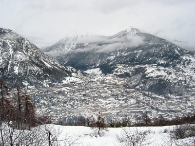 Tiefblick auf die Stadt mit den vielen Festungen