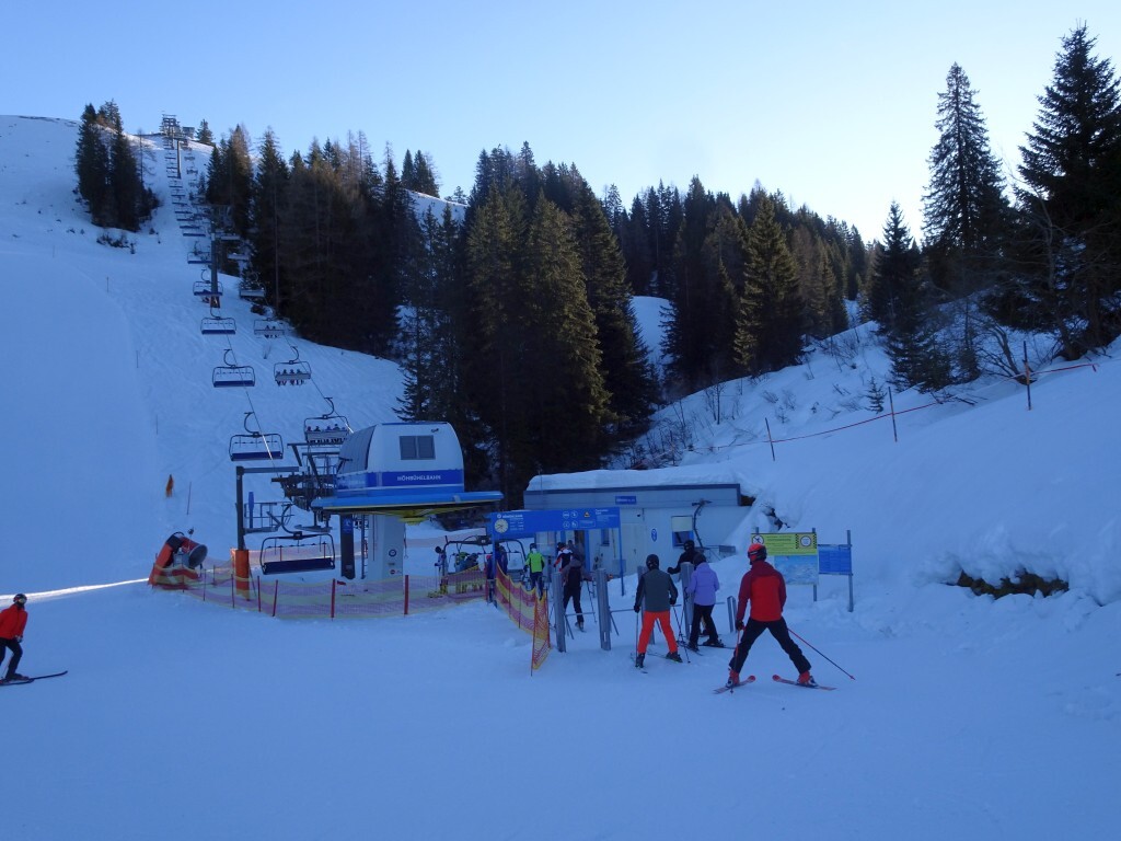 Talstation des fixgeklemmten 6er Sesselliftes Höhbühel. Geht auf Grund der Kürze von 487 Metern völlig klar. Störte mich, entgegen vieler Meinungen hier im AF, gar nicht. Zudem habe ich hier nie eine Warteschlange erlebt.