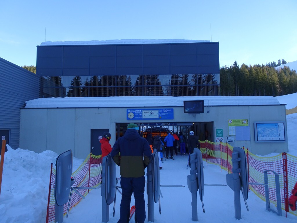 Talstation der 6er Sesselbahn „Edtalm“. Beim Bau der Bahn wurde die Talstation im Vergleich zum Vorgänger Skilift tiefer gesetzt. Neueste Sesselbahn im Gebiet, aber auch schon über zehn Jahre alt.