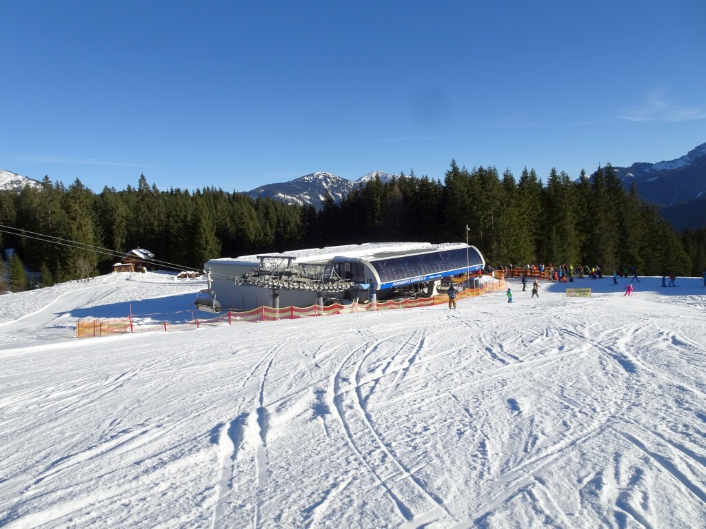 Talstation der 6er Sesselbahn Hornspitz 2. Die vielleicht gefragteste Anlage während unseres Aufenthaltes. Mehr als 5 Minuten waren es hier aber nie, eher so um die 3 Minuten Wartezeit.