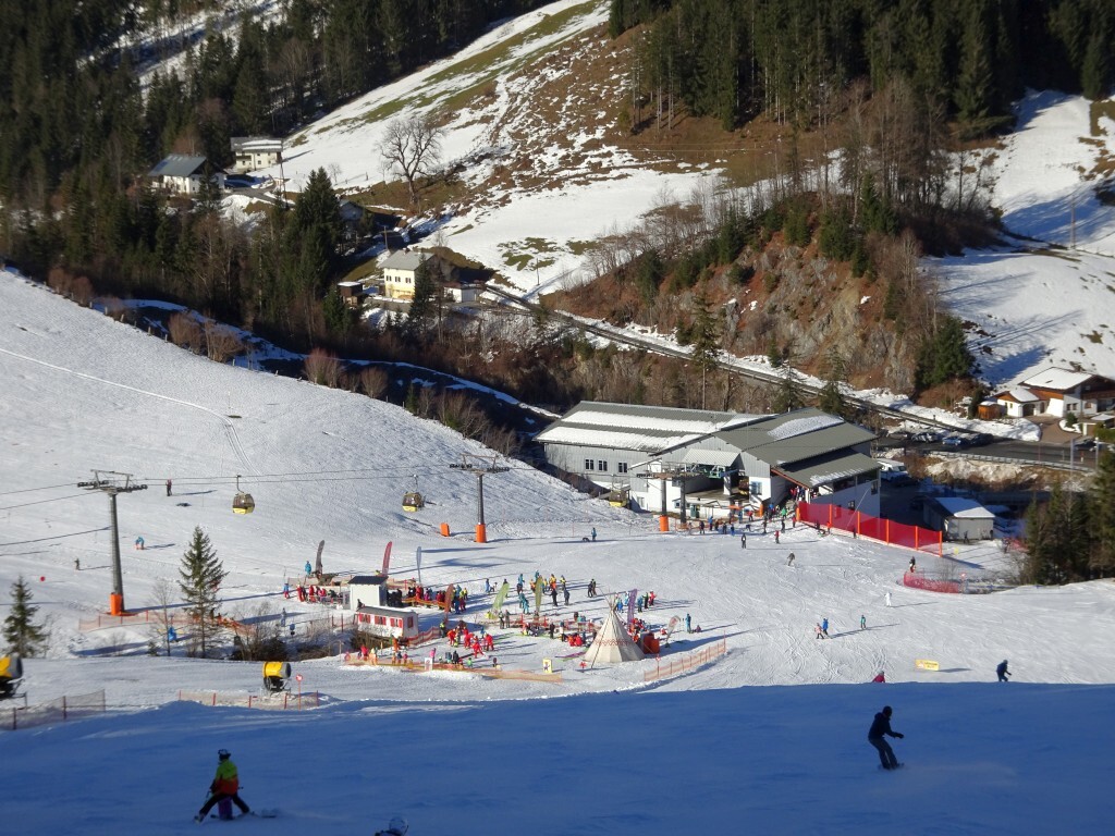 Kurz vor der Talstation der Hornbahn, einer 8er Gondelbahn.