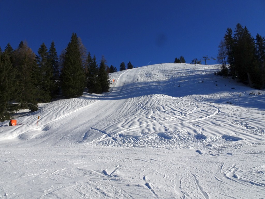 Geschlossener schwarzer Steilhang Bockleit’n (5c).