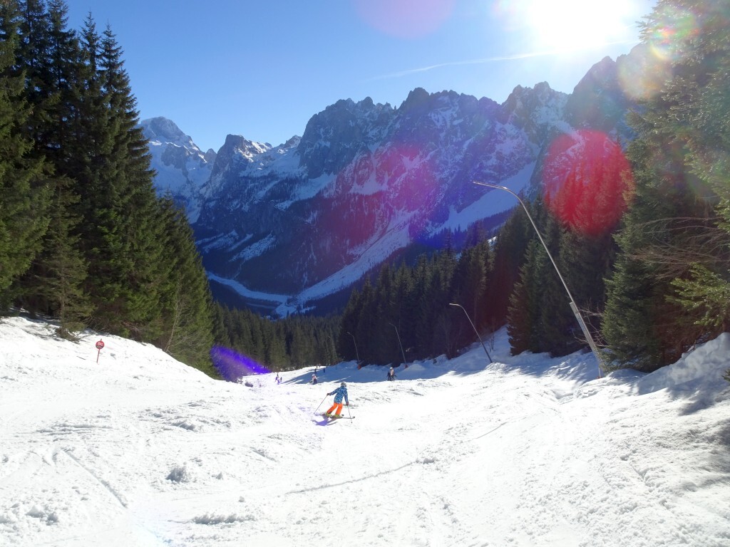 Fährt sich relativ schnell ab (9c). Ein Nadelöhr im Skigebiet.