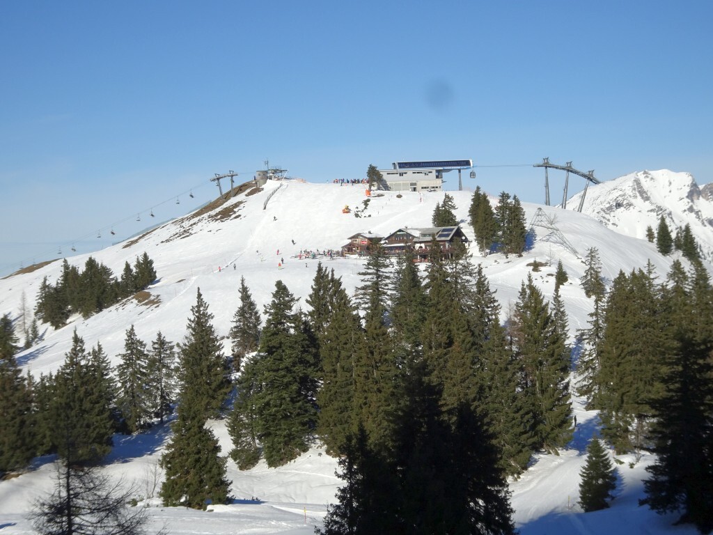 Blick zur Zwieselalm mit den Bergstation 4CLF Aussichtsberg und 8MGD Panorama-Jet Zwieselalm.