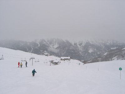 Blick in die andere Richtung. Hinten die Bergstation d. 4-EUB Grand-Alpe 2