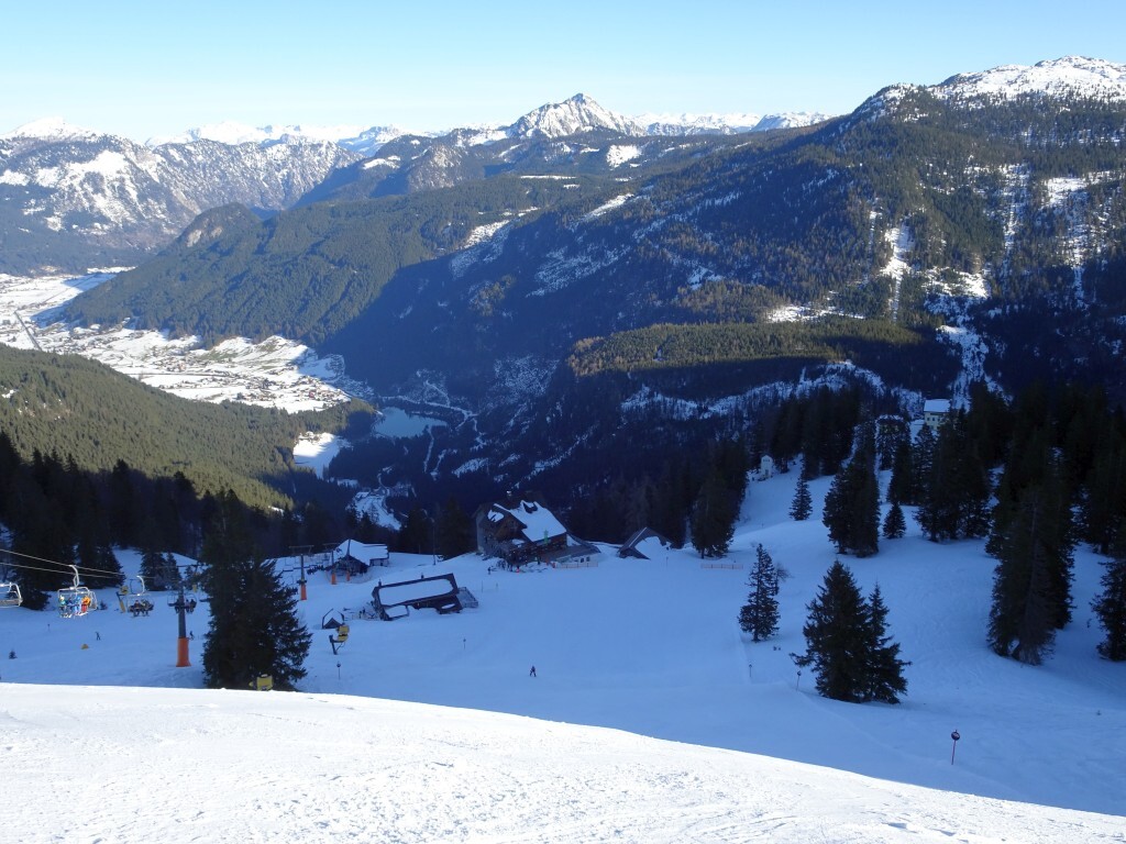 Schwarze Donnergroll (10b) mit Tiefblick ins Gosautal. Rechts die Bergstation der im Winter geschlossenen Gosaukammbahn.