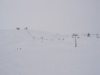 6-KSB Grand Serre, dieses Jahr neu. Man sieht die große, baumfreie Schneeschüssel. Oben die Bergstation der PB.