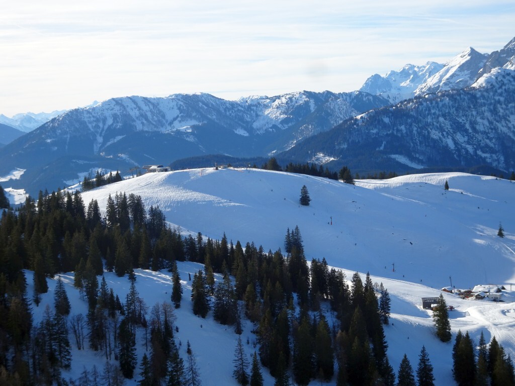 Blick zum Riedlkopf mit den Bergstationen Angerlift und Donnerkogelbahn.