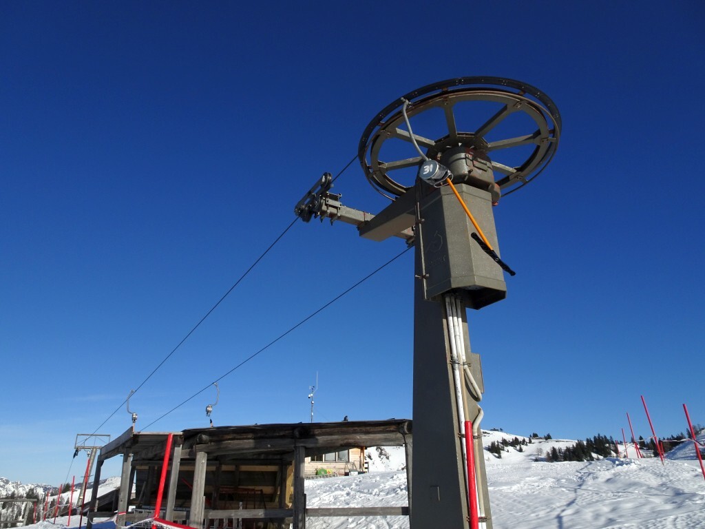 Bergstation des Angerliftes. Links davon gab es einen weiteren (stillgelegten) Skilift.